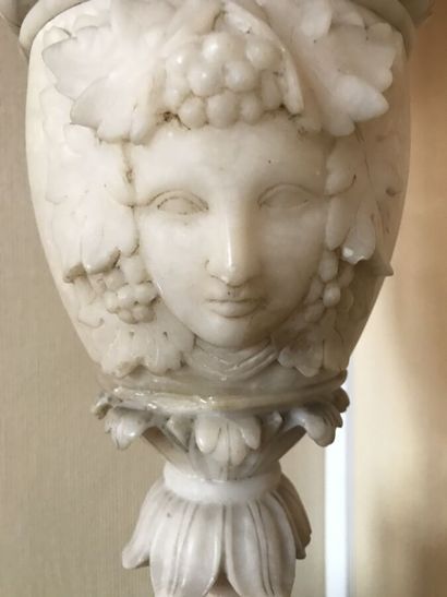 Pied de lampe en albatre à décor d'un mascaron.

Haut:...