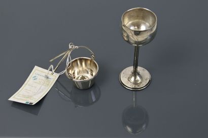 Deux montures de tasse à une anse, en argent...