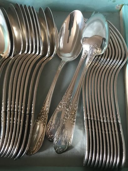 Partie de ménagère en métal argenté à décor...