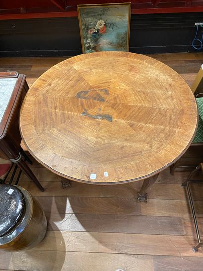 Table circulaire en bois naturel, décor de...