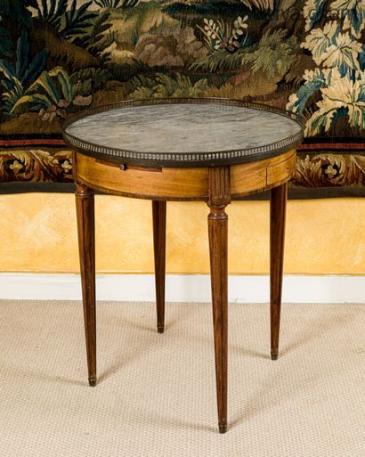 Table bouillotte en placage d'acajou, ouvrant...