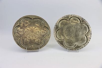 Deux plateaux circulaires en argent, le plat...