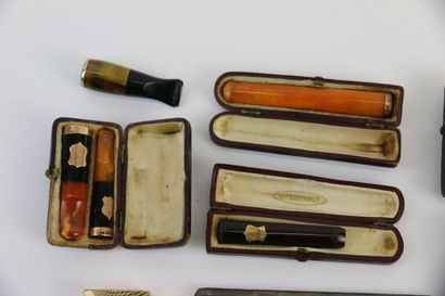 Ensemble de huit porte-cigarettes en bakélite...
