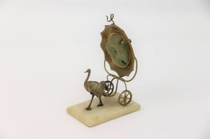 Porte-montre en laiton doré, figurant une...