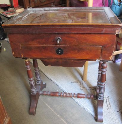 Table travailleuse en placage d'acajou, montants...