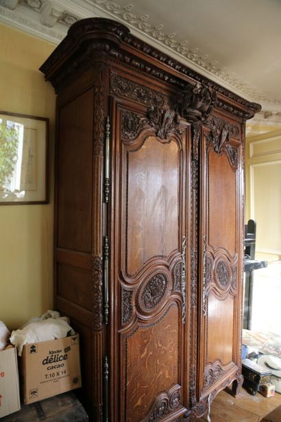 Armoire de mariage en chêne mouluré et sculpté,...
