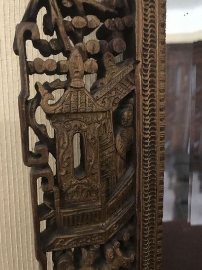 Miroir en bois sculpté et doré à décor ajouré...
