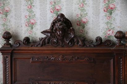 Paire de têtes de lit en chêne teinté mouluré...