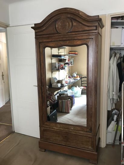 Armoire en placage de noyer ouvrant par une...