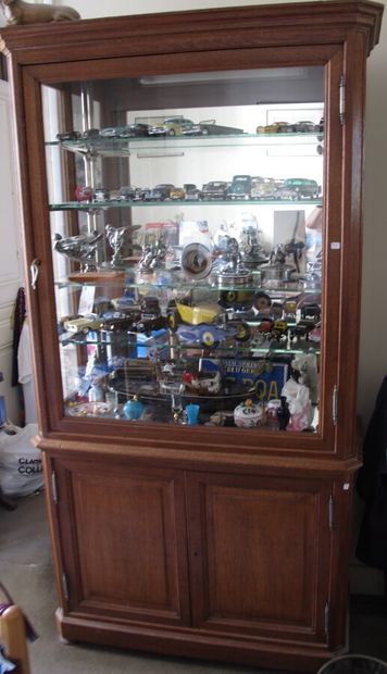 Vitrine en chêne à une porte vitrée en partie...