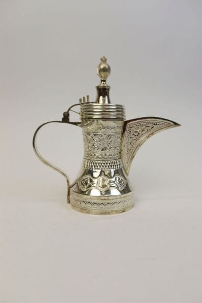 Théière en argent à une anse, à décor repoussé...