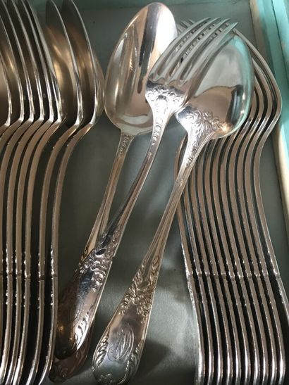 Partie de ménagère en métal argenté à décor...