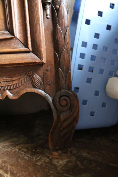 Armoire de mariage en chêne mouluré et sculpté,...