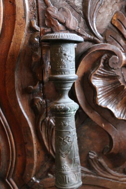Calice en étain à décor repoussé de mascarons,...