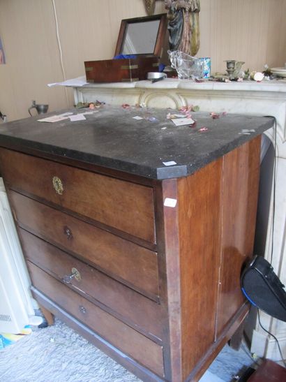 Commode en noyer à angles coupés ouvrant...