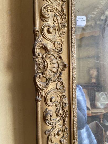 Miroir rectangulaire en stuc doré à décor...
