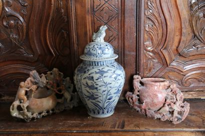 CHINE, XXe siècle

Potiche couverte en porcelaine...