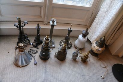 Un lot de 10 pieds de lampe montés à l'électricité...