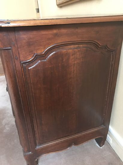 Commode en bois naturel teinté ouvrant par...