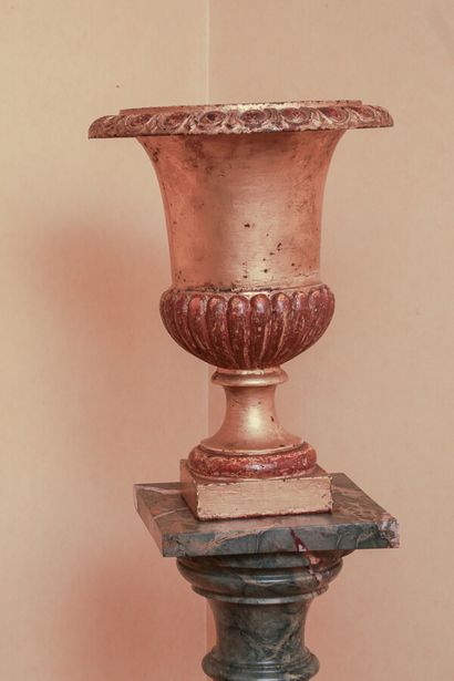 Vase balustre en bronze doré à motifs de...