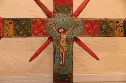 Christ en croix, en bois polychrome. 

Travail...