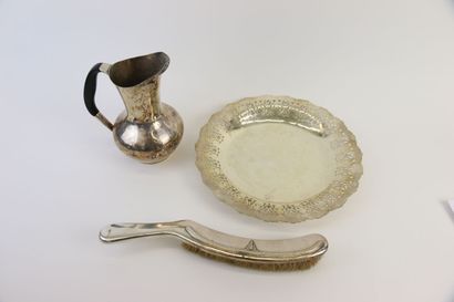 Une brosse de table en argent. On joint un...