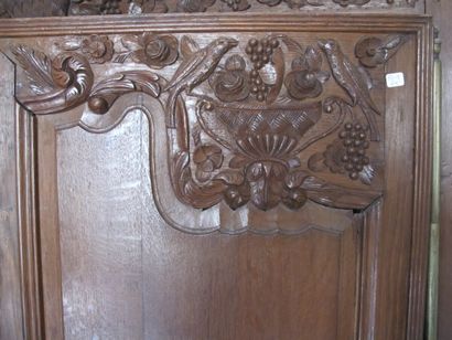 Armoire normande en chêne sculpté ouvrant...