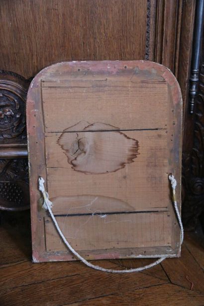 Miroir ovale en bois sculpté et doré, surmonté...