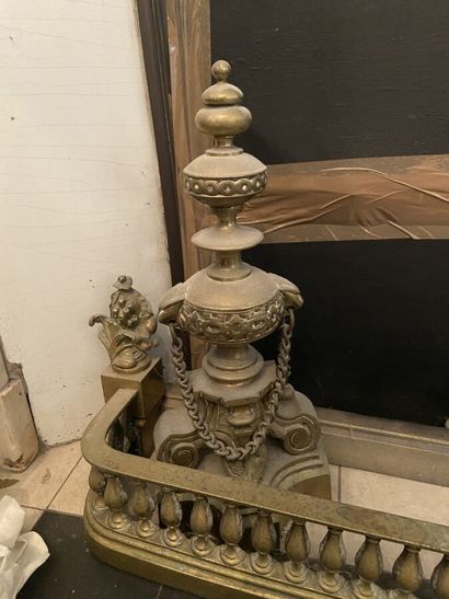 Paire de chenets en bronze doré, à décor...
