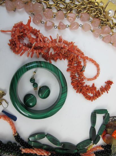 Lot de bijoux fantaisies, comprenant : colliers,...