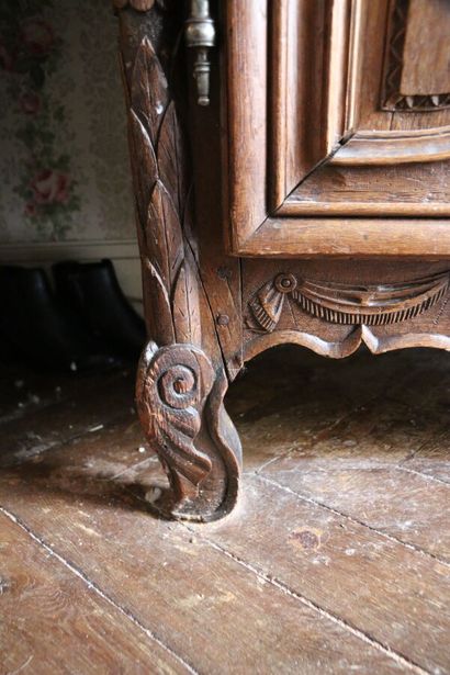 Armoire de mariage en chêne mouluré et sculpté,...