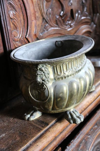 Cache pot en cuivre à décor repoussé de godrons,...