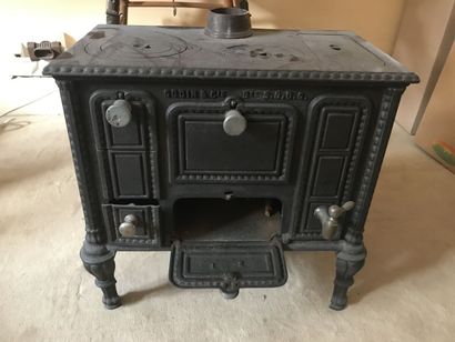 Poupée en celluloïd avec sa chaise et une...