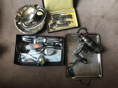 Ensemble de platerie diverse et couverts...