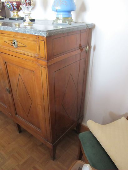 Enfilade, en bois naturel marqueté de losanges...