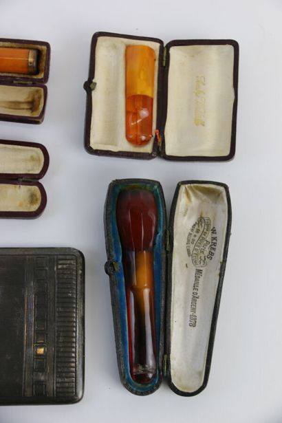 Ensemble de huit porte-cigarettes en bakélite...