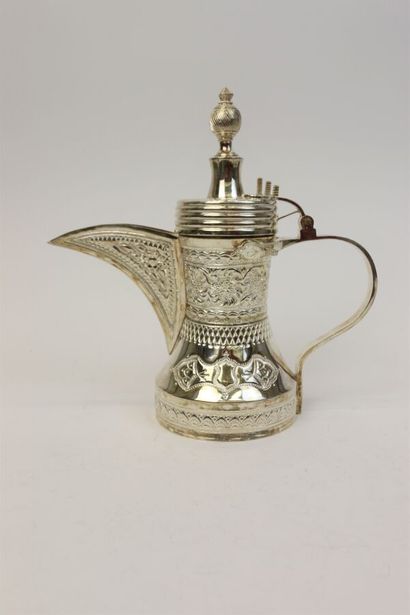 Théière en argent à une anse, à décor repoussé...