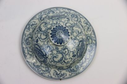 CHINE, XXe siècle 

Potiche couverte de forme...