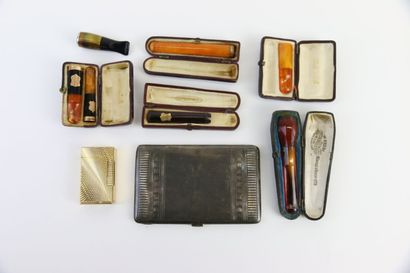 Ensemble de huit porte-cigarettes en bakélite...