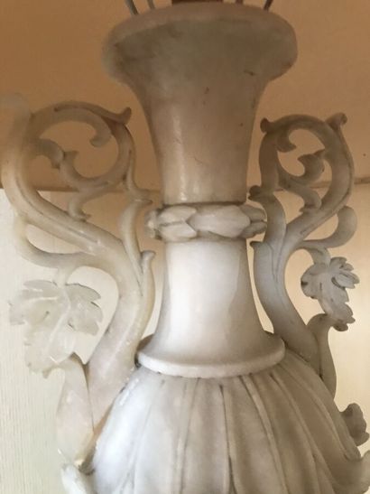 Pied de lampe en albatre à décor d'un mascaron.

Haut:...