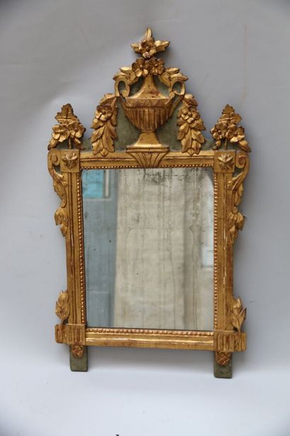Miroir, le cadre en bois sculpté doré et...