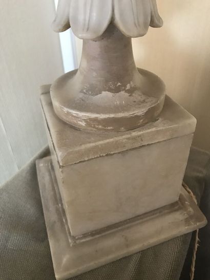 Pied de lampe en albatre à décor d'un mascaron.

Haut:...