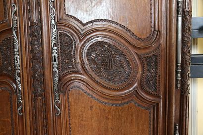 Armoire de mariage en chêne mouluré et sculpté,...