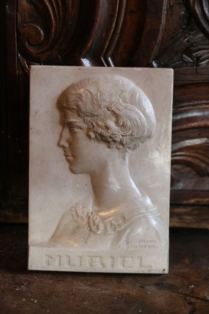 Bas-relief en plâtre sculpté d'un profil...