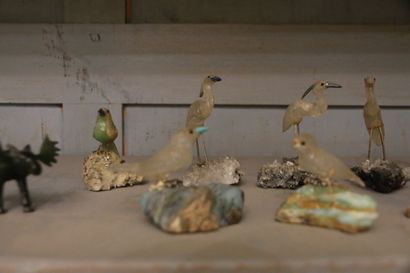 Ensemble de neuf oiseaux en pierres dures,...