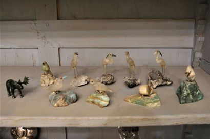 Ensemble de neuf oiseaux en pierres dures,...