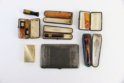 Ensemble de huit porte-cigarettes en bakélite...