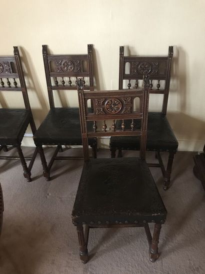 Six chaises en chêne sculpté , dossier ajouré...