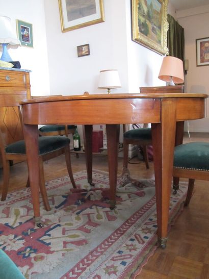 Six chaises en noyer, dossier bandeau, piétement...