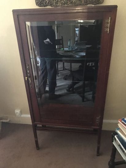 
Vitrine ouvrant par une porte vitrée, deux...